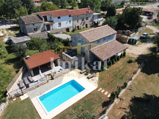 Posest z obnovljeno kamnito hišo, vrtom in bazenom